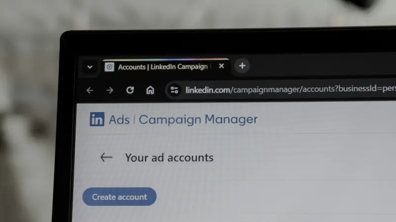 Dizüstü bilgisayar ekranında açık reklam kampanya yöneticisi paneli